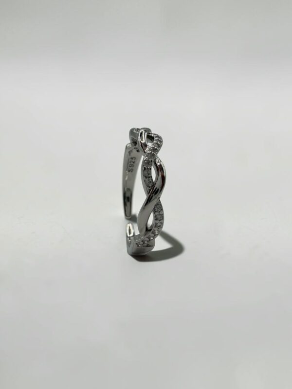 Intertwined Twist Crystal Open Ring | 雙生麻花排晶開口戒的正面麻花排晶設計 - Ostialia 奧斯提亞