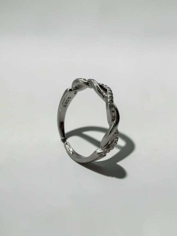 Intertwined Twist Crystal Open Ring | 雙生麻花排晶開口戒的鑲鑽光澤與戒環 - Ostialia 奧斯提亞