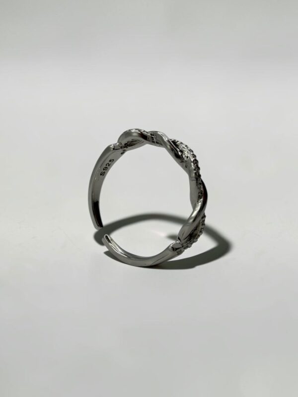 Intertwined Twist Crystal Open Ring | 雙生麻花排晶開口戒的戒指輪廓與開口細節 - Ostialia 奧斯提亞