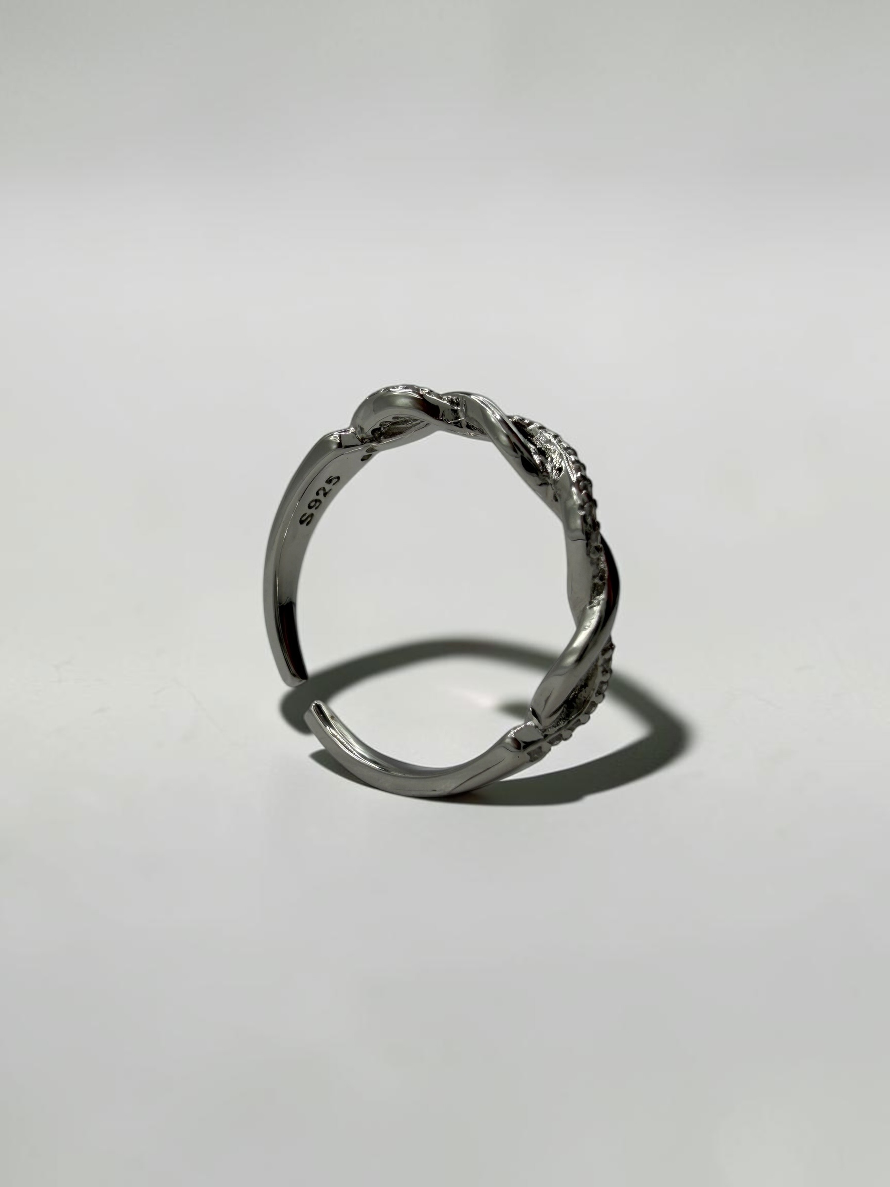 Intertwined Twist Crystal Open Ring | 雙生麻花排晶開口戒的戒指輪廓與開口細節 - Ostialia 奧斯提亞