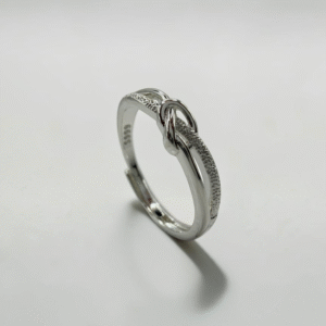 Destined Knot Silver Ring |命運交織綁結白銀戒 Destined Knot Silver Ring 的復古繩結設計與金屬質感主圖 Ostialia 奧斯提亞