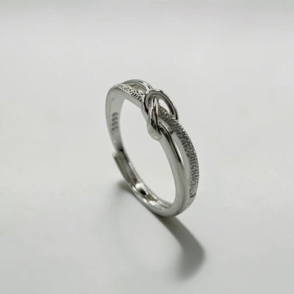 Destined Knot Silver Ring |命運交織綁結白銀戒 Destined Knot Silver Ring 的復古繩結設計與金屬質感主圖 Ostialia 奧斯提亞