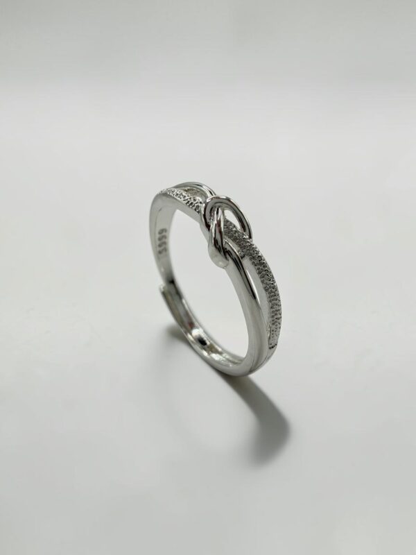 Destined Knot Silver Ring |命運交織綁結白銀戒的近距離傾斜左側線條特寫 - Ostialia 奧斯提亞