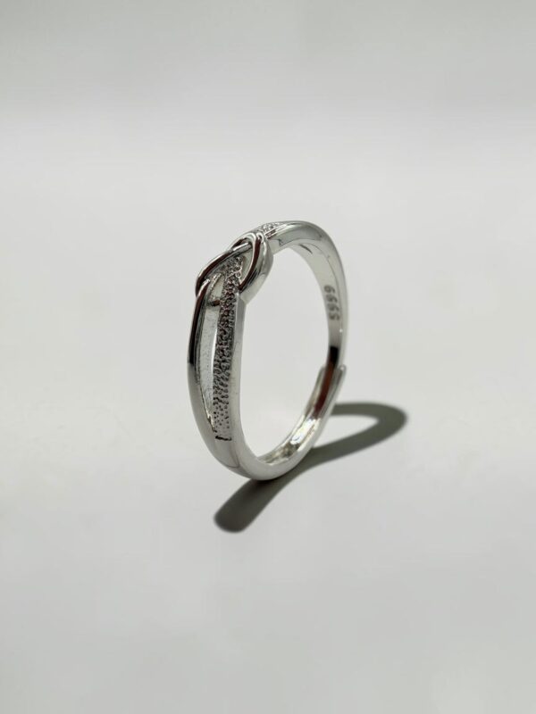 Destined Knot Silver Ring |命運交織綁結白銀戒的垂直左側面與流線弧度細節 - Ostialia 奧斯提亞
