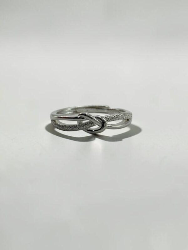 Destined Knot Silver Ring |命運交織綁結白銀戒的正圓平放俯視角度與白銀材質光澤特寫 - Ostialia 奧斯提亞
