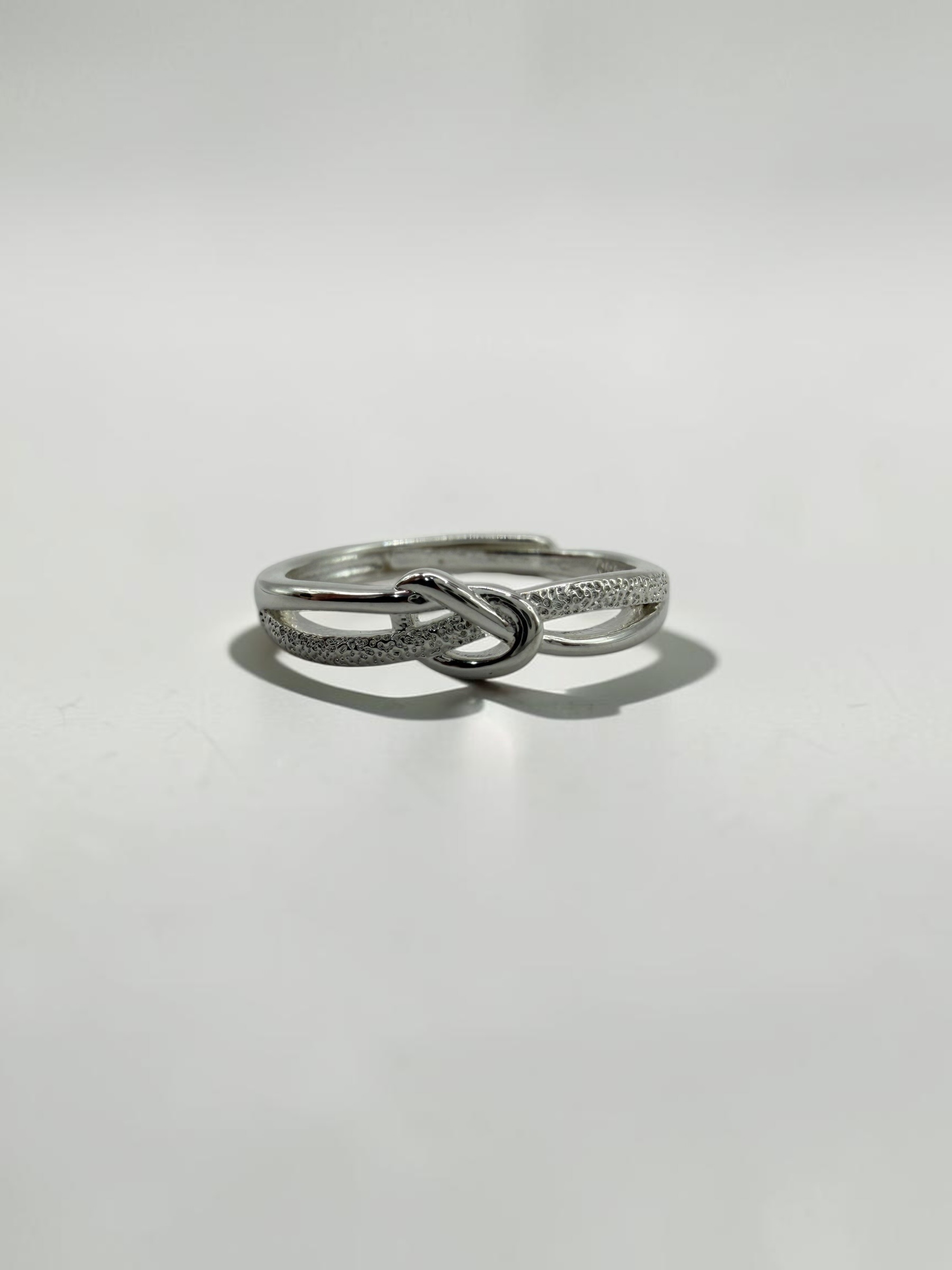 Destined Knot Silver Ring |命運交織綁結白銀戒的正圓平放俯視角度與白銀材質光澤特寫 - Ostialia 奧斯提亞