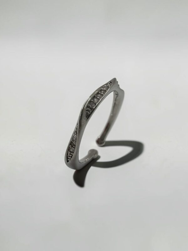 Twilight Flow Pavé Ring | 暮光流線微鑲活圍戒的流線弧度與微鑲鑽光澤 - Ostialia 奧斯提亞