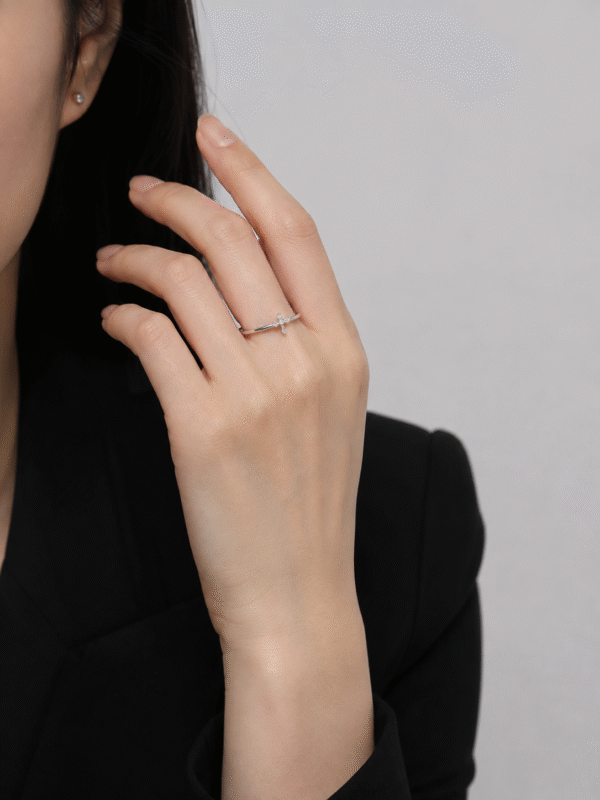 模特兒佩戴Vintage Cross Micro-Pave Ring | 復古十字架細鑽戒指的實戴示範 - Ostialia 奧斯提亞