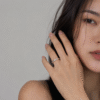 模特兒佩戴Twisted Sterling Silver Band | 光影扭轉白銀戒實戴示範 - Ostialia 奧斯提亞