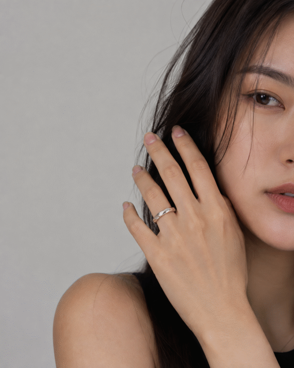 模特兒佩戴Twisted Sterling Silver Band | 光影扭轉白銀戒實戴示範 - Ostialia 奧斯提亞
