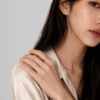 模特兒佩戴Dual Flow Shimmer Ring (Rose Gold) | 玫瑰金雙生流光戒指的實戴示範灰底 - Ostialia 奧斯提亞