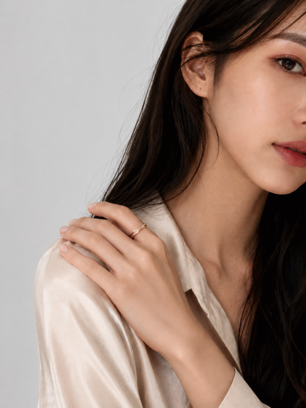模特兒佩戴Dual Flow Shimmer Ring (Rose Gold) | 玫瑰金雙生流光戒指的實戴示範灰底 - Ostialia 奧斯提亞